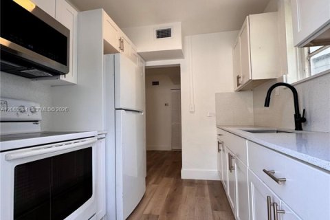 House in Miami Gardens, Florida 2 bedrooms, 73.21 sq.m. № 2191245 - photo 6