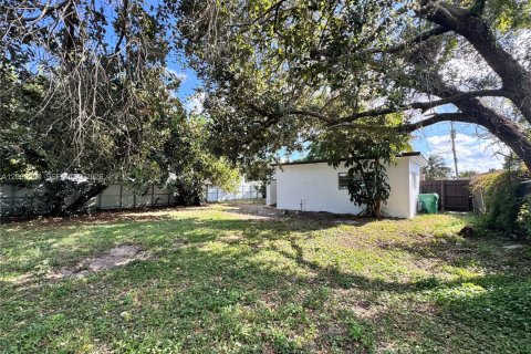 House in Miami Gardens, Florida 2 bedrooms, 73.21 sq.m. № 2191245 - photo 11
