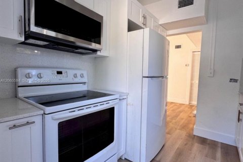 House in Miami Gardens, Florida 2 bedrooms, 73.21 sq.m. № 2191245 - photo 5