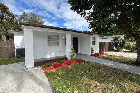 House in Miami Gardens, Florida 2 bedrooms, 73.21 sq.m. № 2191245 - photo 3