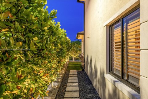 Casa en venta en Miami, Florida, 5 dormitorios, 342.44 m2 № 1969196 - foto 22