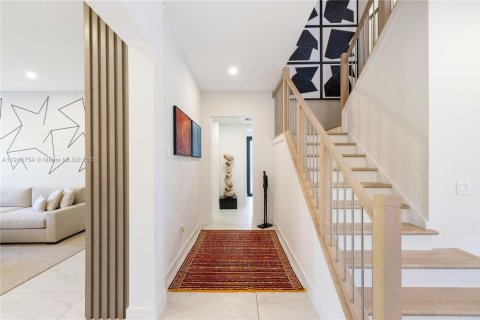 Casa en venta en Miami, Florida, 5 dormitorios, 342.44 m2 № 1969196 - foto 19