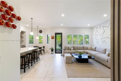 Casa en venta en Miami, Florida, 5 dormitorios, 342.44 m2 № 1969196 - foto 13