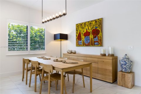 Casa en venta en Miami, Florida, 5 dormitorios, 342.44 m2 № 1969196 - foto 10