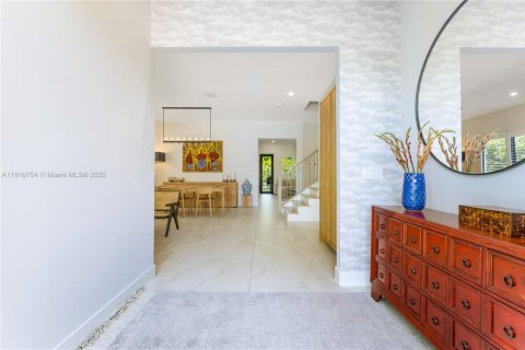 Casa en venta en Miami, Florida, 5 dormitorios, 342.44 m2 № 1969196 - foto 3