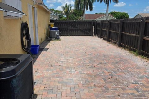 Villa ou maison à vendre à Royal Palm Beach, Floride: 3 chambres, 114.46 m2 № 2088159 - photo 19