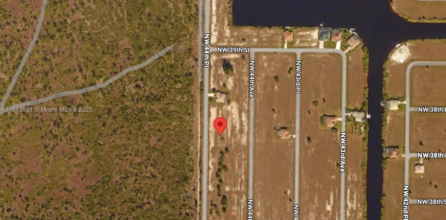 Commercial property in Cape Coral, Florida № 2089223