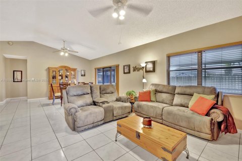 House in Davie, Florida 3 bedrooms, 162.76 sq.m. № 1830866 - photo 13