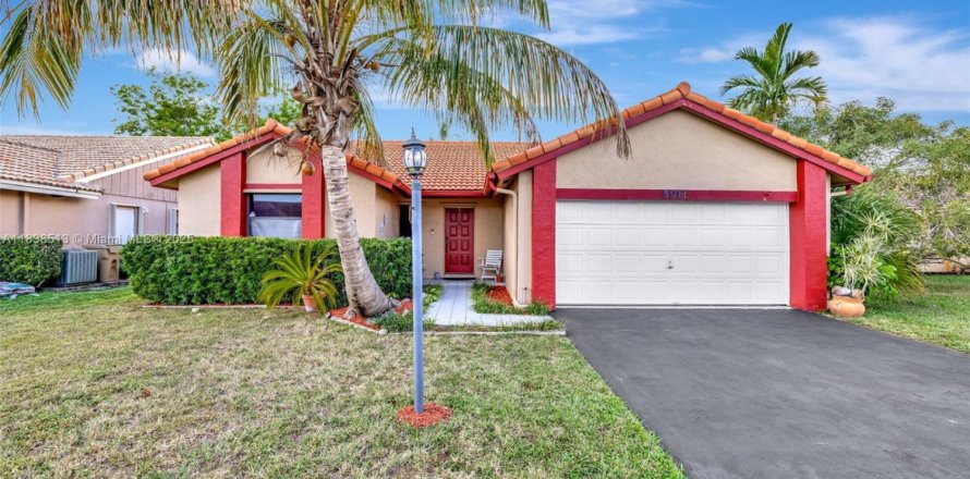 House in Davie, Florida 3 bedrooms, 162.76 sq.m. № 1830866