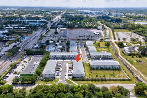 Townhouse in Palm Springs, Florida 3 bedrooms, 141.68 sq.m. № 1160529 - photo 1