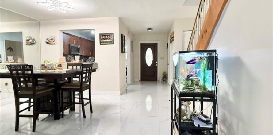 Adosado en Doral, Florida 3 dormitorios, 173.73 m2 № 1993750