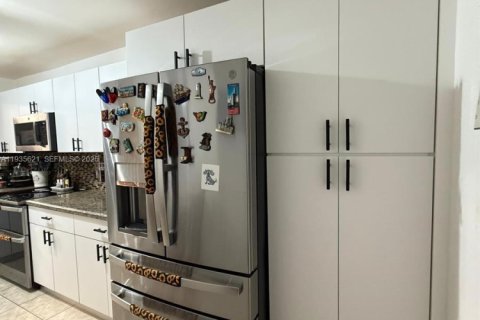 Adosado en venta en Doral, Florida, 3 dormitorios, 173.73 m2 № 1993750 - foto 8