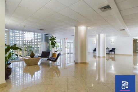 Condominio en venta en North Miami, Florida, 1 dormitorio, 78.6 m2 № 2031116 - foto 19