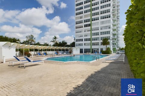 Condominio en venta en North Miami, Florida, 1 dormitorio, 78.6 m2 № 2031116 - foto 2