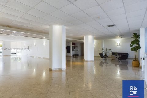 Condominio en venta en North Miami, Florida, 1 dormitorio, 78.6 m2 № 2031116 - foto 18