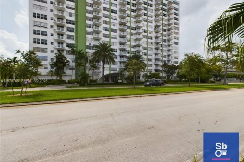 Condominio en North Miami, Florida, 1 dormitorio № 2031116