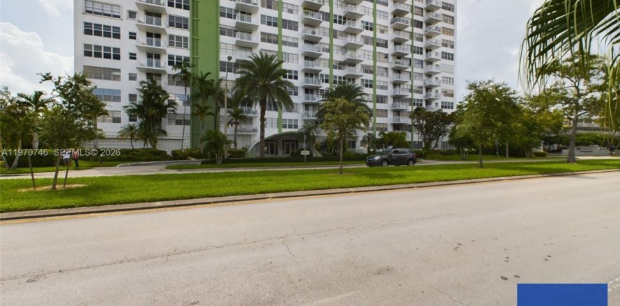 Condominio en North Miami, Florida, 1 dormitorio  № 2031116