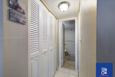 Condominio en venta en North Miami, Florida, 1 dormitorio, 78.6 m2 № 2031116 - foto 17