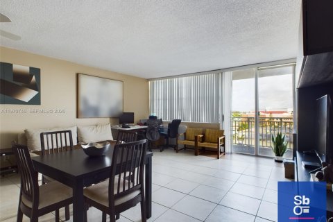 Condominio en venta en North Miami, Florida, 1 dormitorio, 78.6 m2 № 2031116 - foto 4
