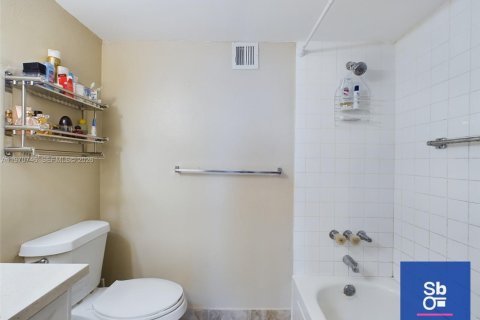 Condominio en venta en North Miami, Florida, 1 dormitorio, 78.6 m2 № 2031116 - foto 11
