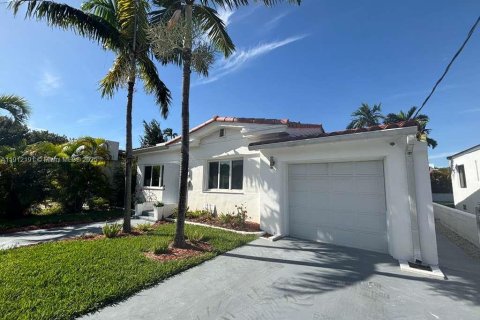 Villa ou maison à louer à Surfside, Floride: 3 chambres, 147.16 m2 № 1968237 - photo 2