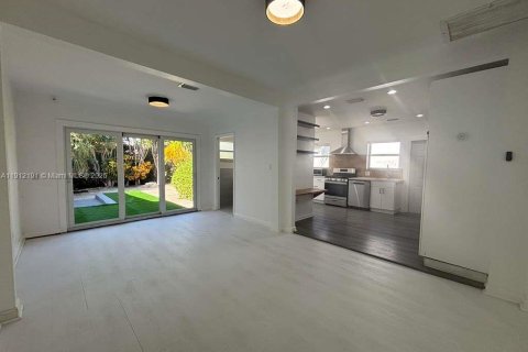 Villa ou maison à louer à Surfside, Floride: 3 chambres, 147.16 m2 № 1968237 - photo 4