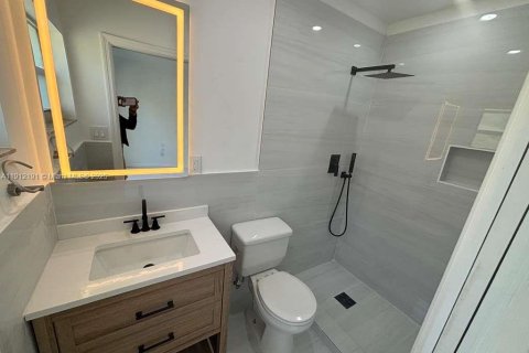 Villa ou maison à louer à Surfside, Floride: 3 chambres, 147.16 m2 № 1968237 - photo 6