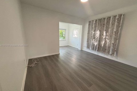 Villa ou maison à louer à Surfside, Floride: 3 chambres, 147.16 m2 № 1968237 - photo 11