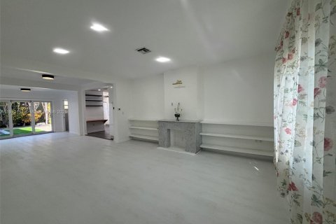 Villa ou maison à louer à Surfside, Floride: 3 chambres, 147.16 m2 № 1968237 - photo 3