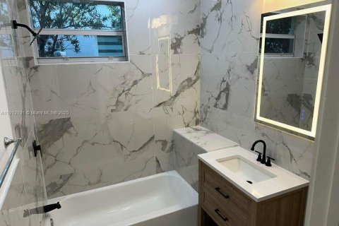 Villa ou maison à louer à Surfside, Floride: 3 chambres, 147.16 m2 № 1968237 - photo 5