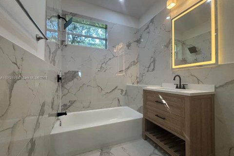 Villa ou maison à louer à Surfside, Floride: 3 chambres, 147.16 m2 № 1968237 - photo 7