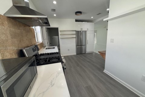 Villa ou maison à louer à Surfside, Floride: 3 chambres, 147.16 m2 № 1968237 - photo 9