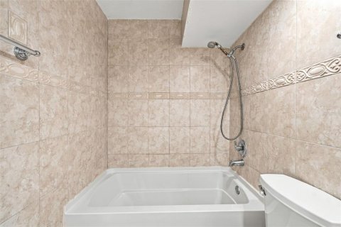 House in Palm Harbor, Florida 4 bedrooms, 163.69 sq.m. № 2393498 - photo 26