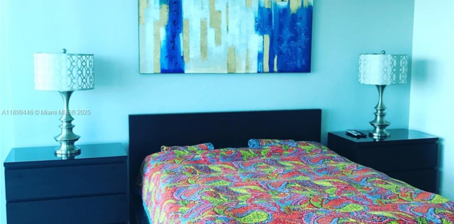 Condominio en Miami, Florida, 1 dormitorio  № 1951234