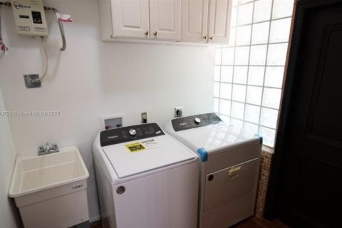 House in Miami Beach, Florida 4 bedrooms, 217.21 sq.m. № 1943480 - photo 23