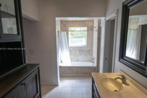 House in Miami Beach, Florida 4 bedrooms, 217.21 sq.m. № 1943480 - photo 28