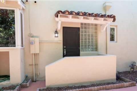House in Miami Beach, Florida 4 bedrooms, 217.21 sq.m. № 1943480 - photo 9