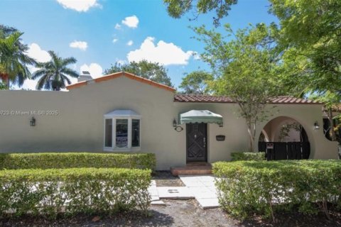 House in Miami Beach, Florida 4 bedrooms, 217.21 sq.m. № 1943480 - photo 1