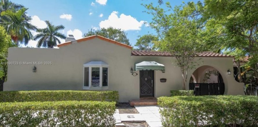 House in Miami Beach, Florida 4 bedrooms, 217.21 sq.m. № 1943480