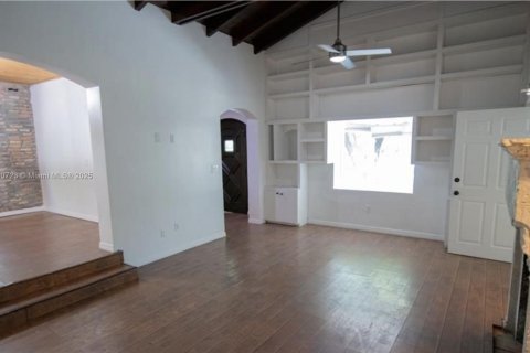 House in Miami Beach, Florida 4 bedrooms, 217.21 sq.m. № 1943480 - photo 12