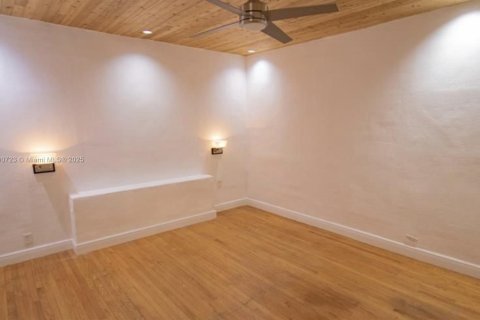 House in Miami Beach, Florida 4 bedrooms, 217.21 sq.m. № 1943480 - photo 29