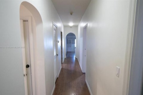 House in Miami Beach, Florida 4 bedrooms, 217.21 sq.m. № 1943480 - photo 24