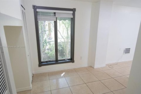 House in Miami Beach, Florida 4 bedrooms, 217.21 sq.m. № 1943480 - photo 14