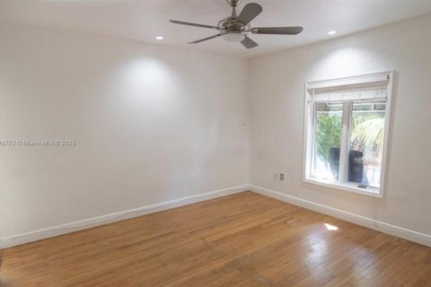 House in Miami Beach, Florida 4 bedrooms, 217.21 sq.m. № 1943480 - photo 25