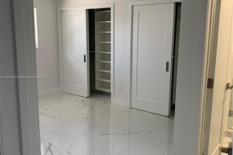 Villa ou maison à louer à Miami, Floride: 3 chambres, 191.38 m2 № 1960771 - photo 8