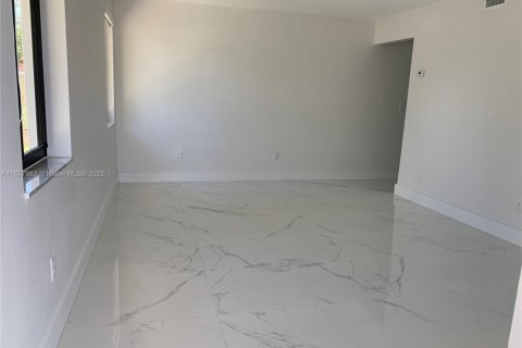 Villa ou maison à louer à Miami, Floride: 3 chambres, 191.38 m2 № 1960771 - photo 3