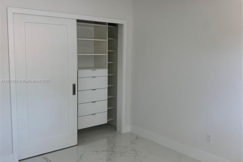 Villa ou maison à louer à Miami, Floride: 3 chambres, 191.38 m2 № 1960771 - photo 6