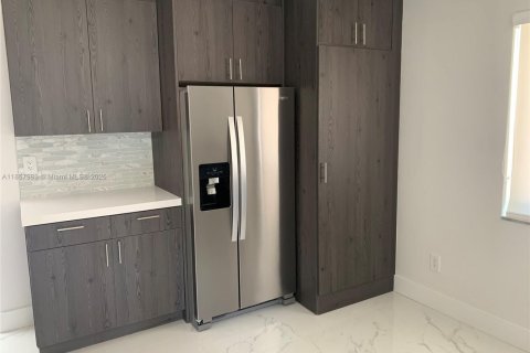 Villa ou maison à louer à Miami, Floride: 3 chambres, 191.38 m2 № 1960771 - photo 4