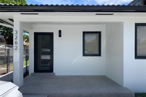 Villa ou maison à louer à Miami, Floride: 3 chambres, 191.38 m2 № 1960771 - photo 1