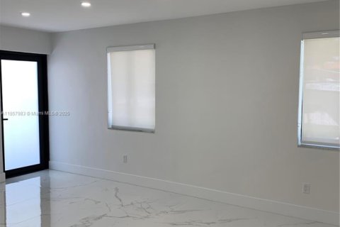Villa ou maison à louer à Miami, Floride: 3 chambres, 191.38 m2 № 1960771 - photo 2
